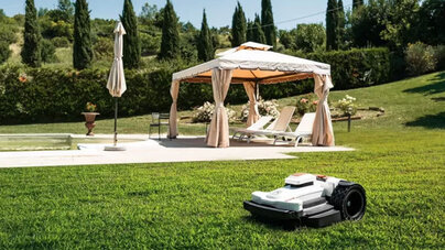 Ambrogio Rasenroboter mäht den Rasen in einem Garten
