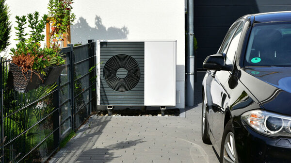 Wärmepumpe im Vorgarten installiert